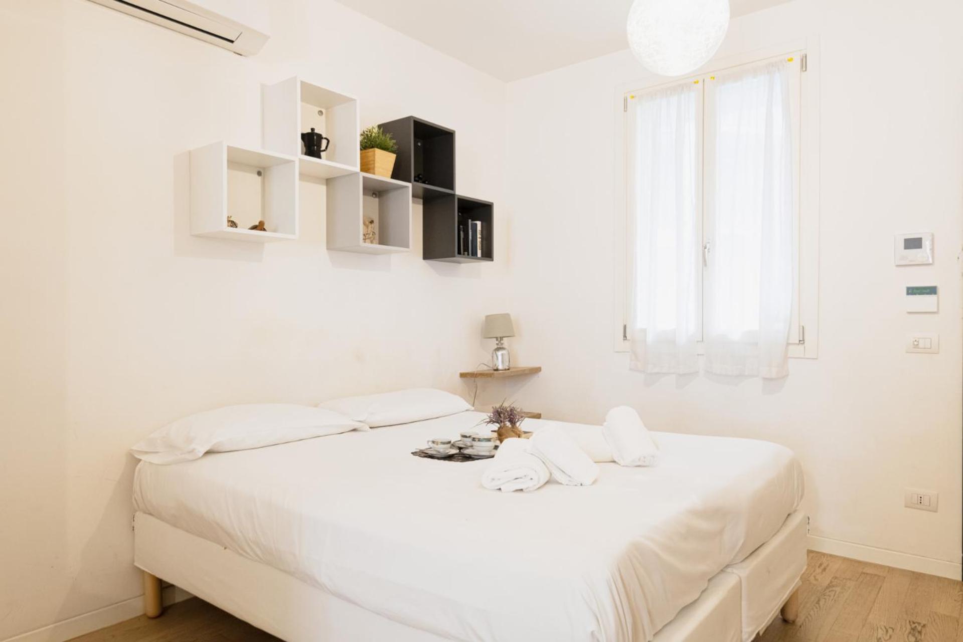 Easylife - Luminoso Sui Navigli